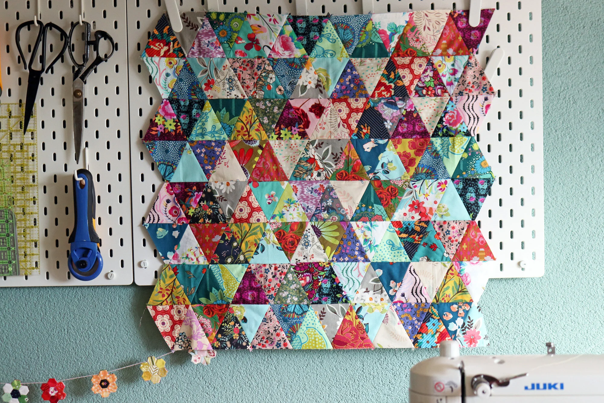 Patchwork Chair 版画 Triangle Patchwork Chair — Stitched in Color
